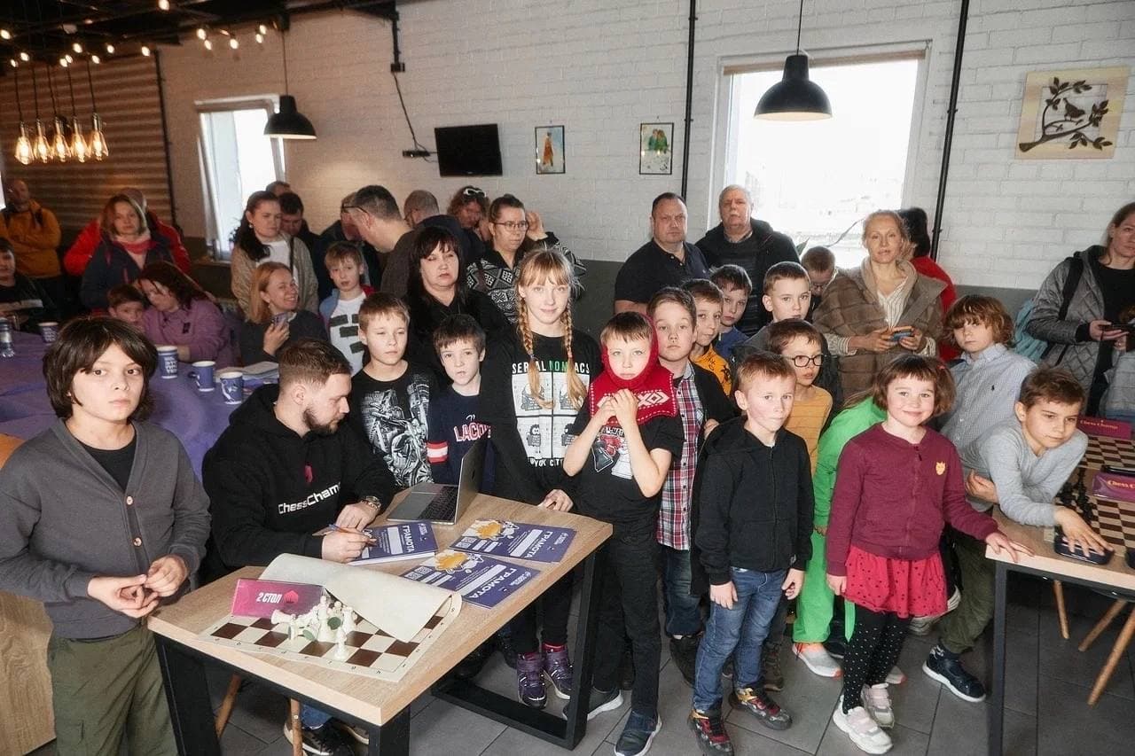Игровой зал шахматного клуба Чесс Чамп во время турнира